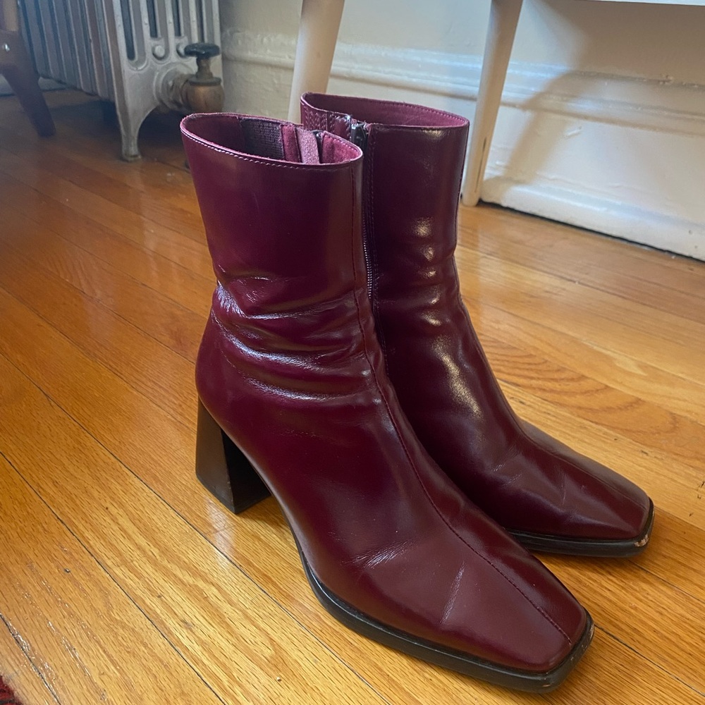 Jeffrey Campbell sherpal boot in maroon.